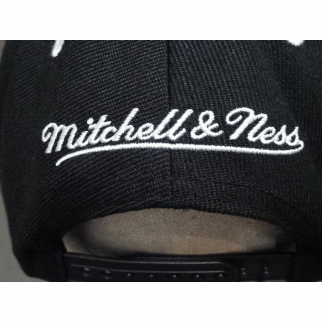 MITCHELL & NESS(ミッチェルアンドネス)の【Mitchell & Ness】 NBA トレイルブレイザーズ ロゴキャップ黒 メンズの帽子(キャップ)の商品写真