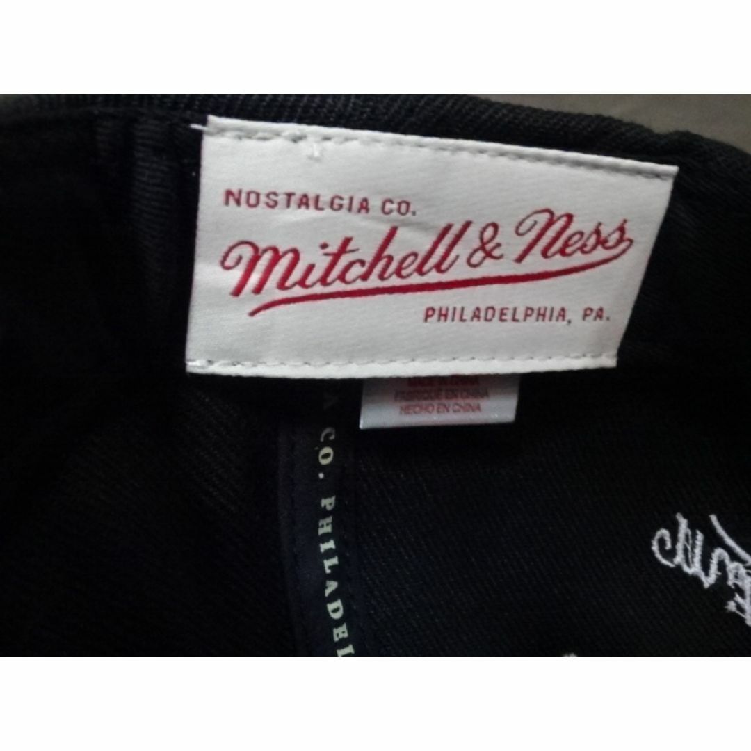 MITCHELL & NESS(ミッチェルアンドネス)の【Mitchell & Ness】 NBA トレイルブレイザーズ ロゴキャップ黒 メンズの帽子(キャップ)の商品写真