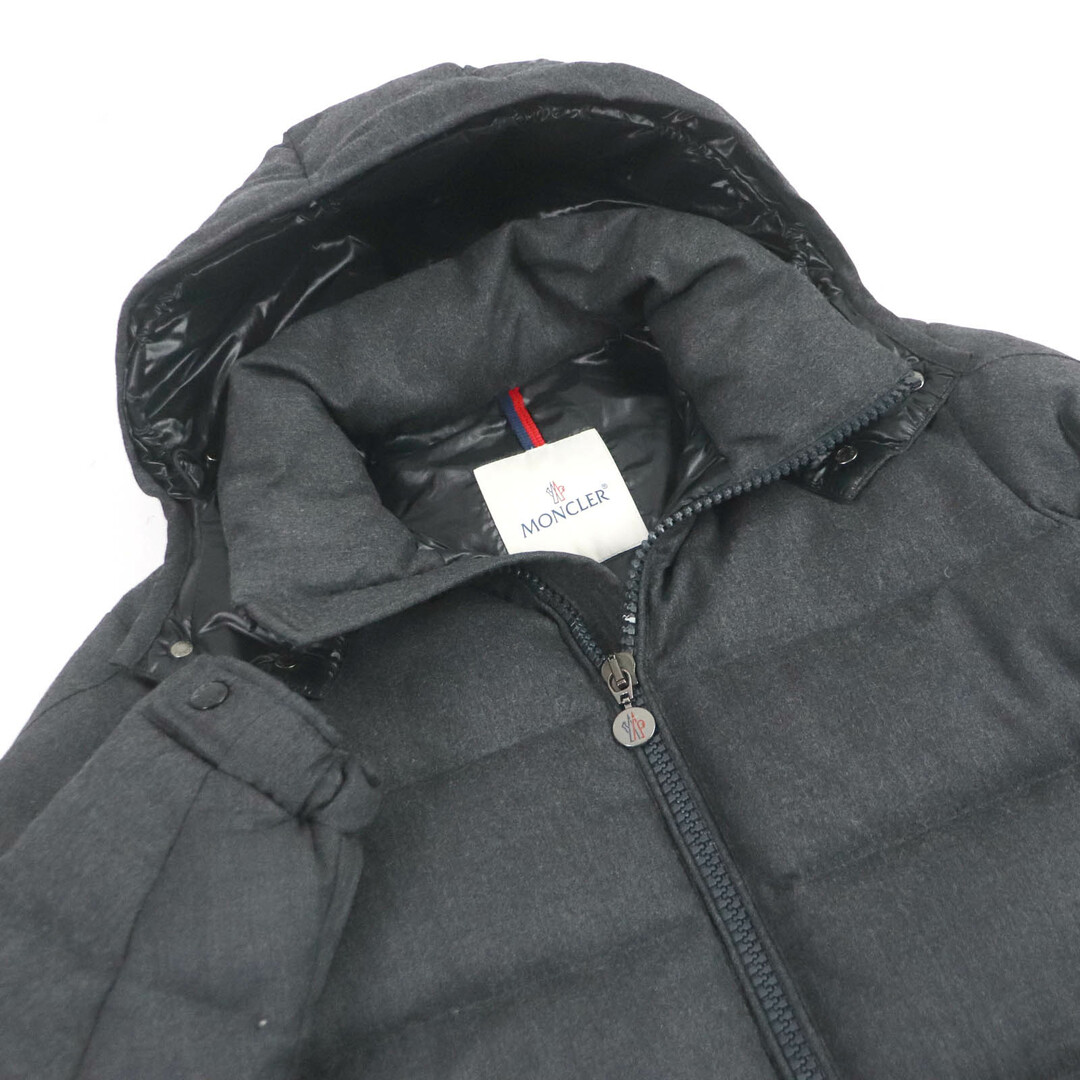 MONCLER(モンクレール)の美品□MONCLER モンクレール MONTGENEVRE モンジュネーブル ウール ロゴワッペン WZIP フーデッド ダウンジャケット グレー 0 国内正規品 メンズ メンズのジャケット/アウター(ダウンジャケット)の商品写真