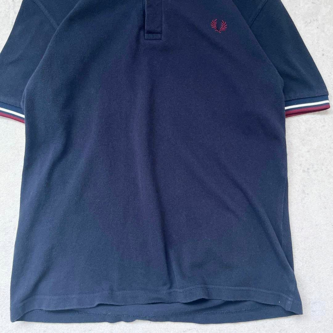 FRED PERRY(フレッドペリー)の【イギリス製】フレッドペリー Lサイズ38刺繍ロゴ ライン ポロシャツ ネイビー メンズのトップス(ポロシャツ)の商品写真