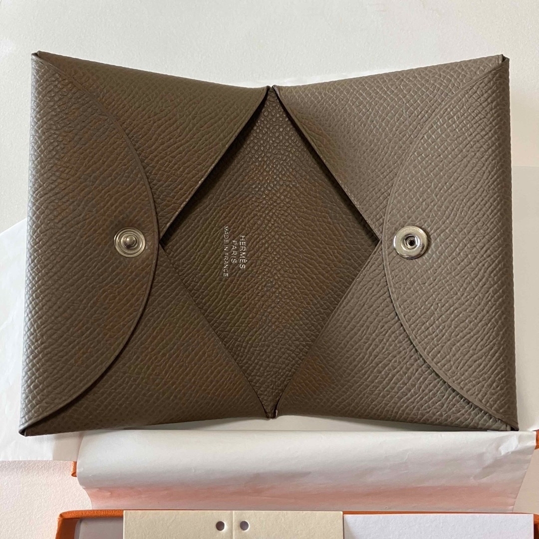 Hermes(エルメス)の新品/未使用 HERMES エルメス カルヴィ エトゥープ シルバー金具 U刻印 レディースのファッション小物(名刺入れ/定期入れ)の商品写真