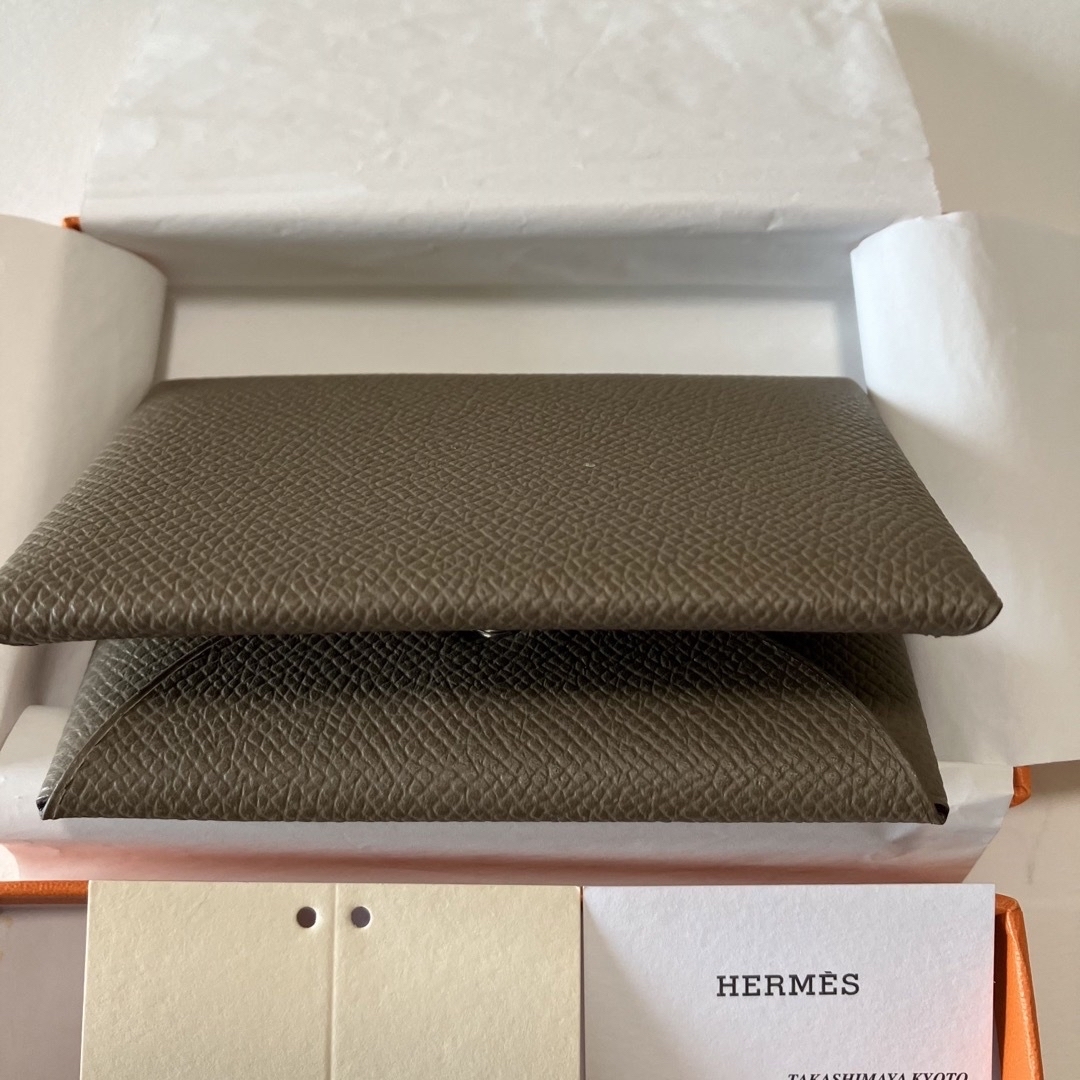 Hermes(エルメス)の新品/未使用 HERMES エルメス カルヴィ エトゥープ シルバー金具 U刻印 レディースのファッション小物(名刺入れ/定期入れ)の商品写真