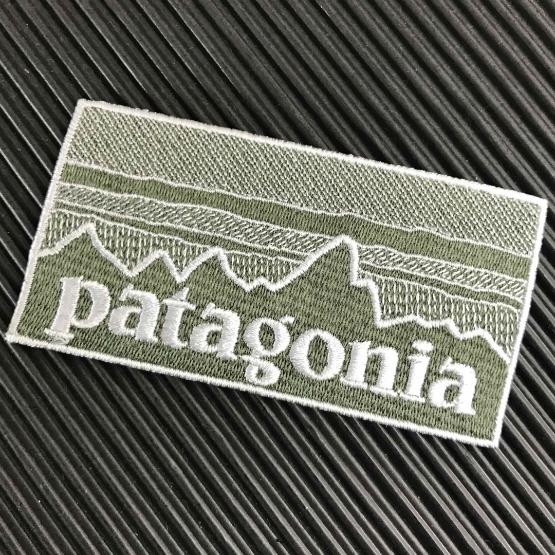 patagonia(パタゴニア)のPATAGONIA フィッツロイ カーキ モノクロ柄 アイロンワッペン -2E メンズの帽子(その他)の商品写真