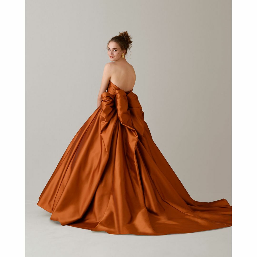  人気上昇！カラードレス ベアトップ 取り外し袖 豪華なバックリボン 披露宴 レディースのフォーマル/ドレス(ウェディングドレス)の商品写真