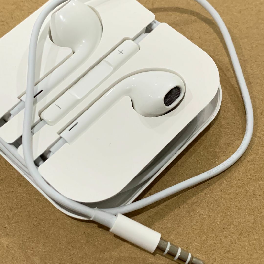Apple(アップル)のアップル純正　有線イヤホン 3.5mm ヘッドフォン iPhoneイヤホン スマホ/家電/カメラのオーディオ機器(ヘッドフォン/イヤフォン)の商品写真