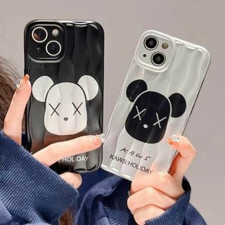 iPhone15Pro ケース　カウズ KAWS アルミ調 ［シルバー］(iPhoneケース)