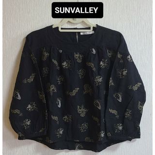 サンバレー(SUNVALLEY)の《SUNVALLEY ・サンバレー》苺刺繍 ふんわりプルオーバー・1回着用(シャツ/ブラウス(長袖/七分))