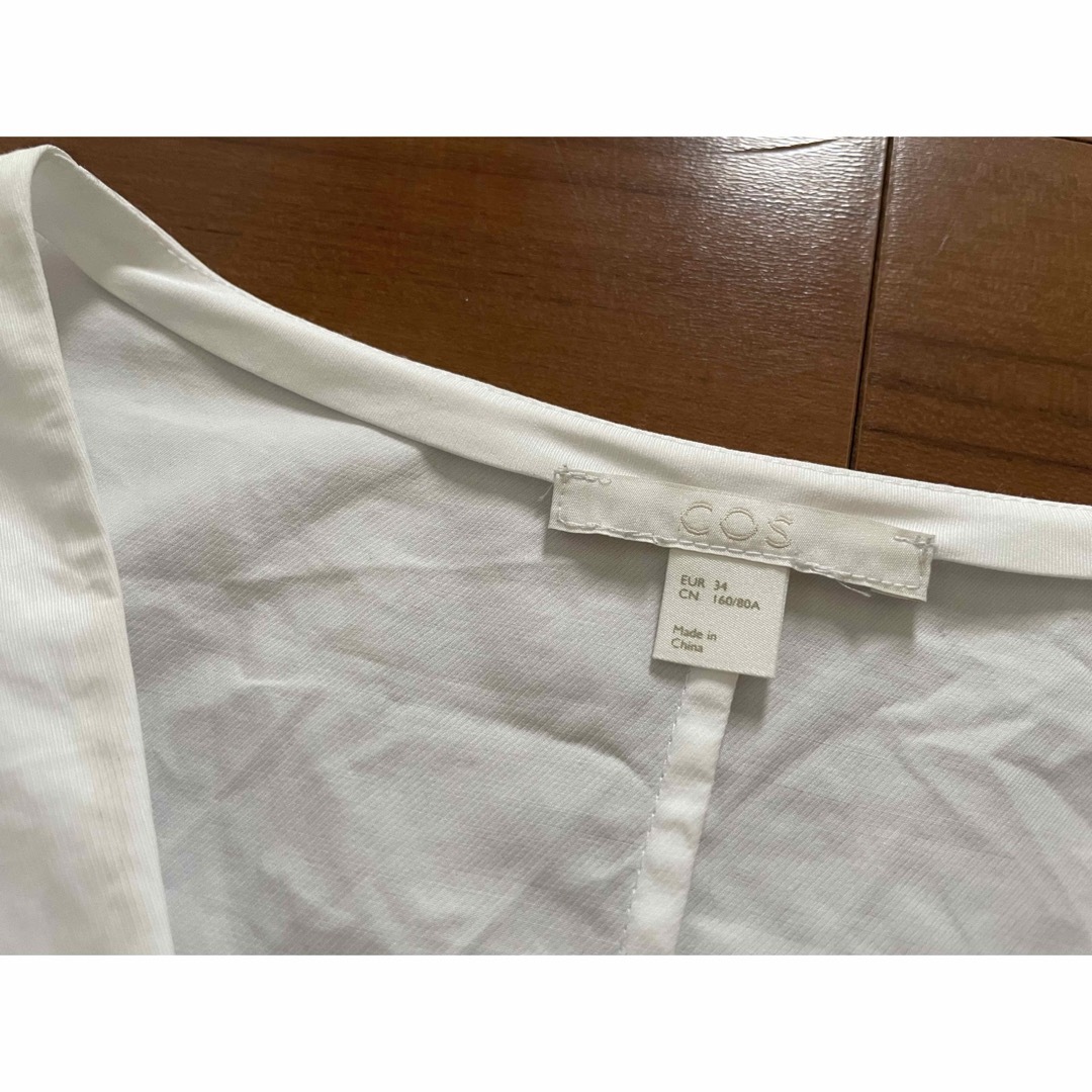 COS コス　レディース　Ｖネックブラウス　ホワイト レディースのトップス(シャツ/ブラウス(半袖/袖なし))の商品写真