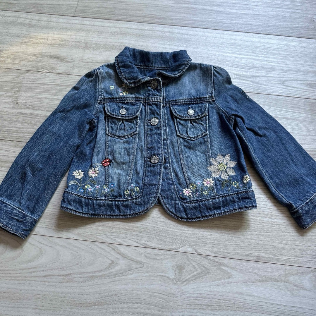 babyGAP(ベビーギャップ)のデニムジャケット90 キッズ/ベビー/マタニティのキッズ服女の子用(90cm~)(ジャケット/上着)の商品写真