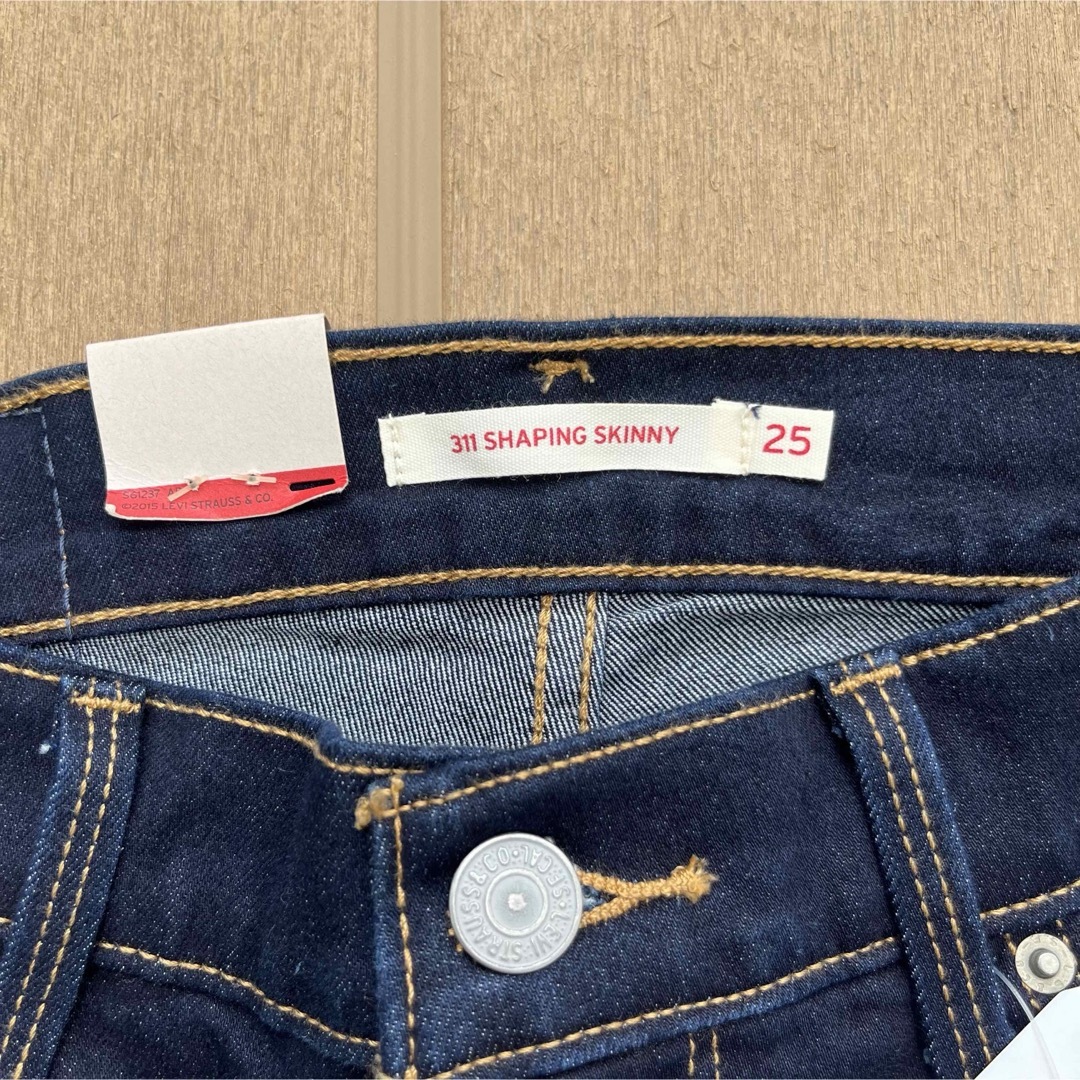 【新品タグ付き】LEVI'S 311 シェイピング スキニー Ｗ25 レディースのパンツ(デニム/ジーンズ)の商品写真