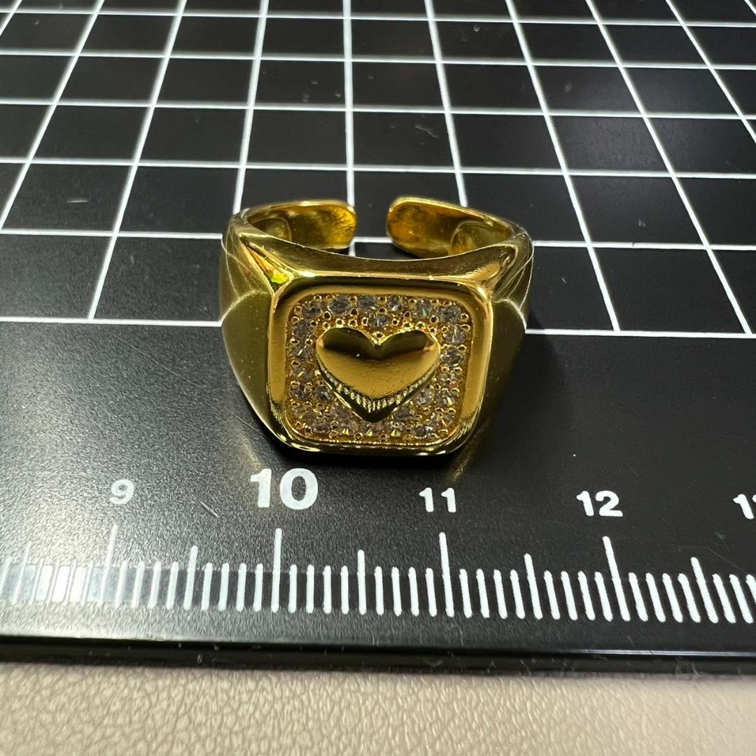 A676 匿名配送 ゴールドハートリング ジルコニア 太め フリーサイズ レディースのアクセサリー(リング(指輪))の商品写真