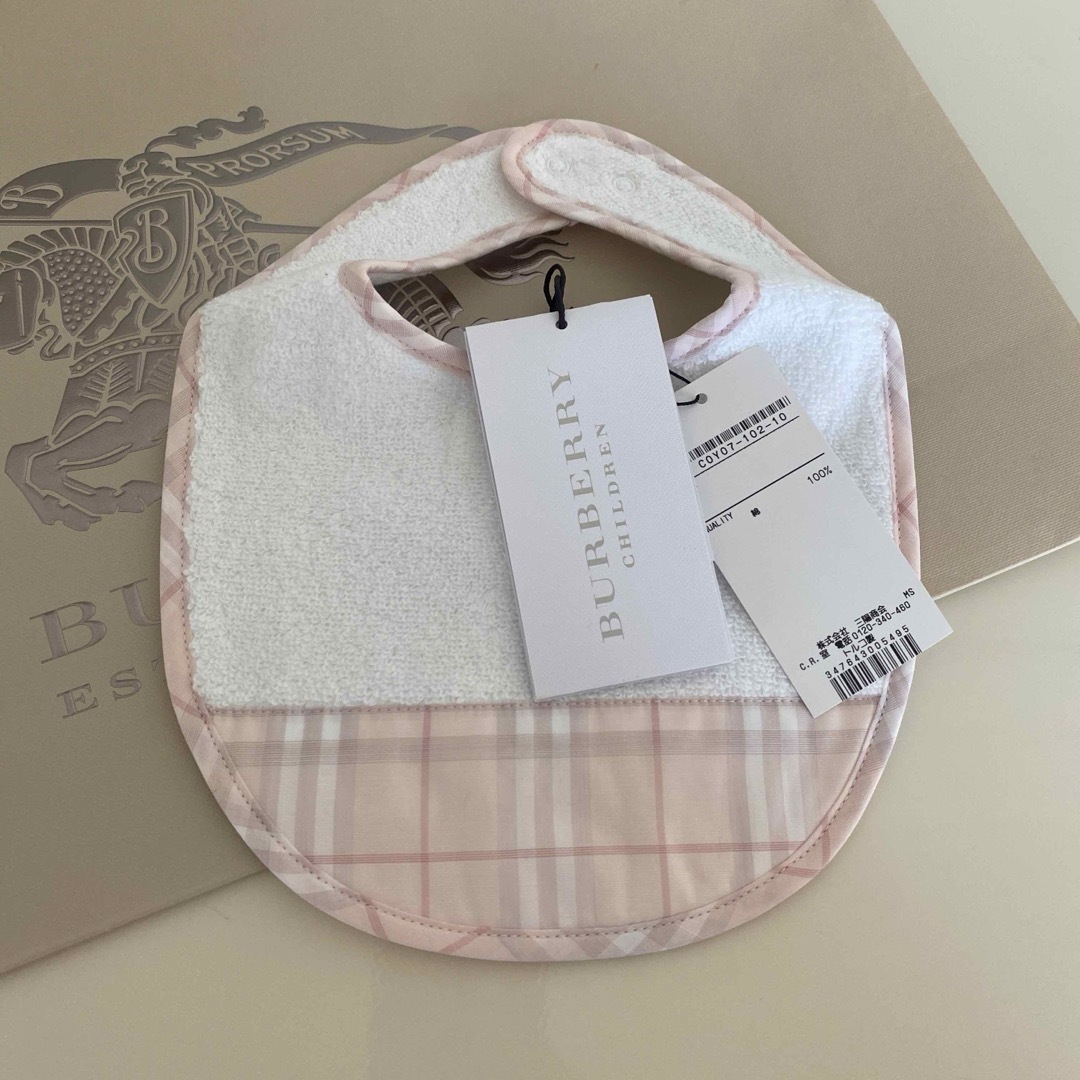 BURBERRY(バーバリー)の新品タグ付き バーバリー スタイ ベビー ピンク BURBERRY キッズ/ベビー/マタニティのこども用ファッション小物(ベビースタイ/よだれかけ)の商品写真