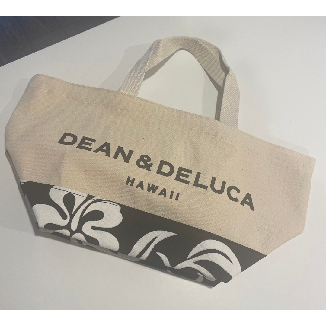 DEAN & DELUCA(ディーンアンドデルーカ)の【新品】DEAN&DELUCA ハワイ限定 ハイビスカス柄トートバッグ レディースのバッグ(トートバッグ)の商品写真