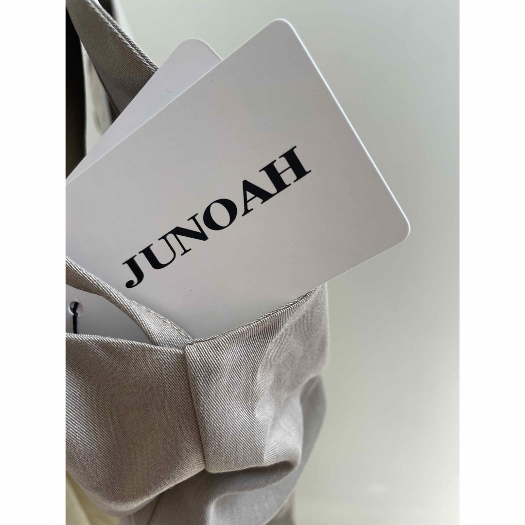 JUNOAH(ジュノア)の定価6710円　新品タグ付　 JUNOAH Vネックリボンオールインワン レディースのパンツ(オールインワン)の商品写真