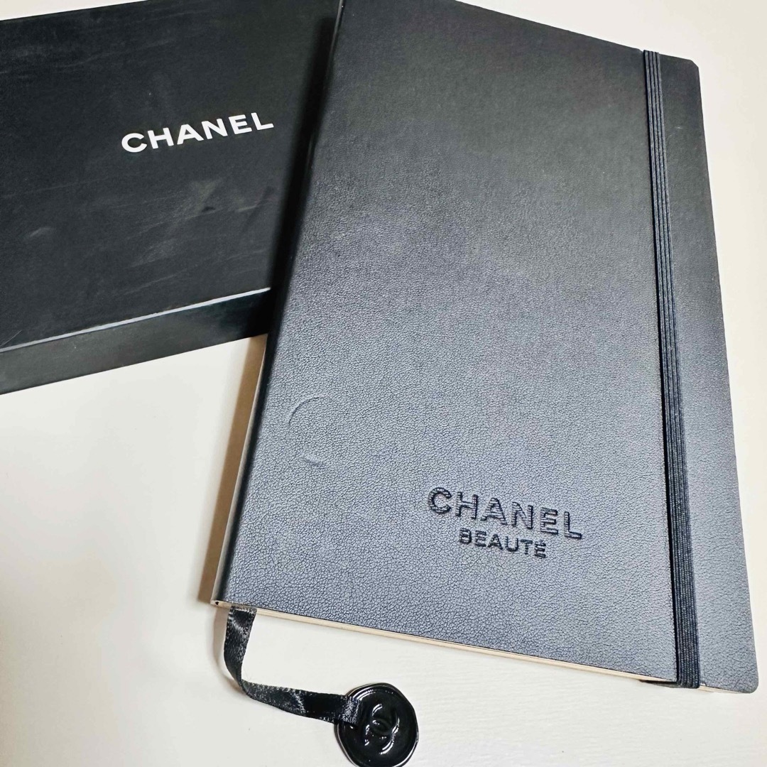 CHANEL(シャネル)のシャネル手帳/黒色レザー調 インテリア/住まい/日用品の文房具(ノート/メモ帳/ふせん)の商品写真