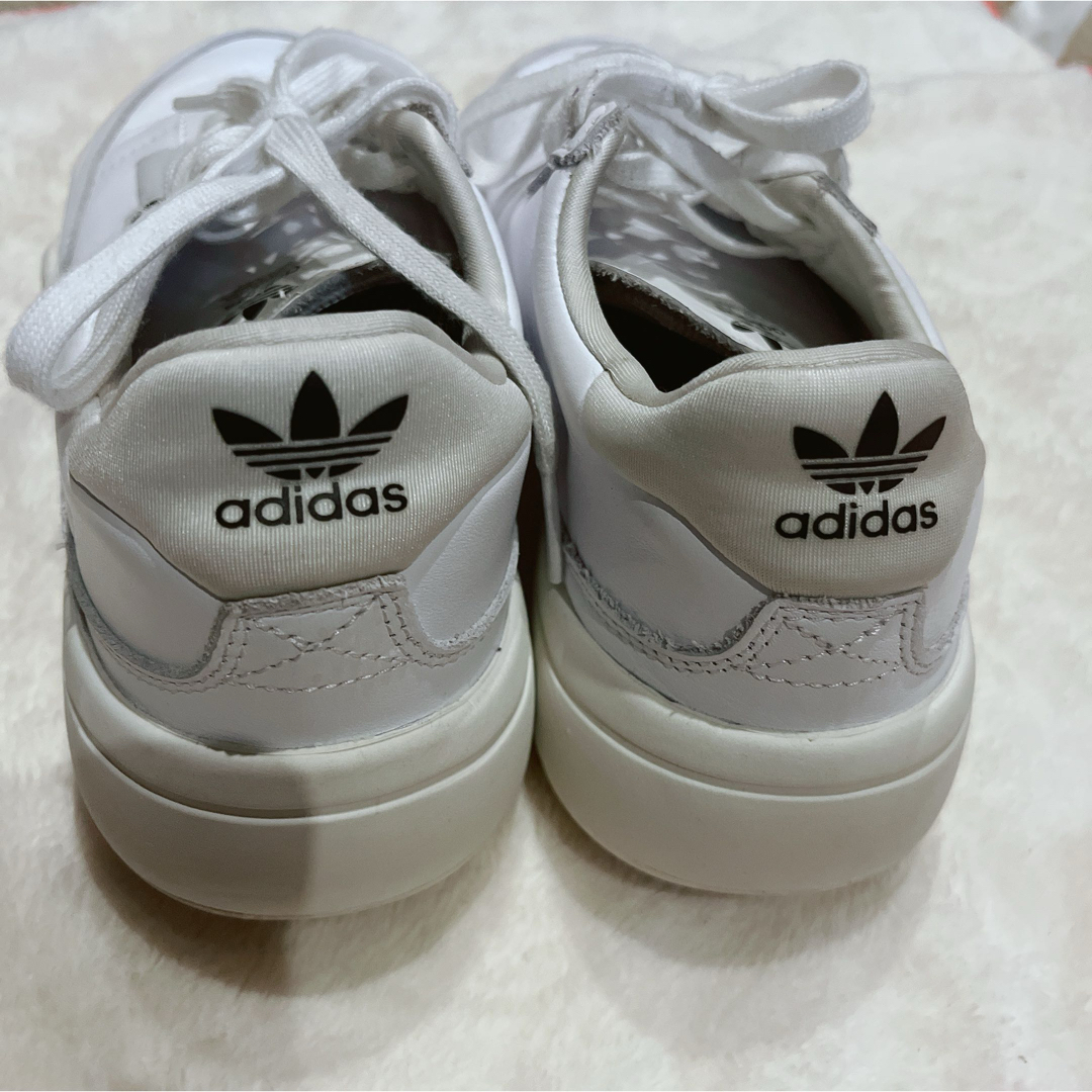 adidas スニーカー　22cm  HER COURT W GY3579 レディースの靴/シューズ(スニーカー)の商品写真