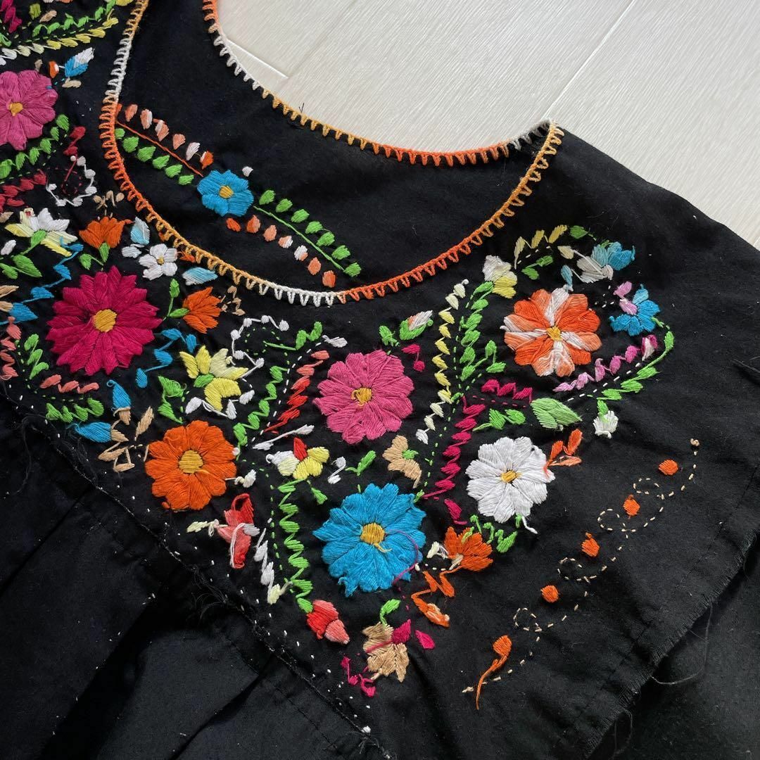 ハンドメイド カットソー 刺繍 手刺繍 マルチカラー 花柄 お花モチーフ レディースのトップス(Tシャツ(半袖/袖なし))の商品写真