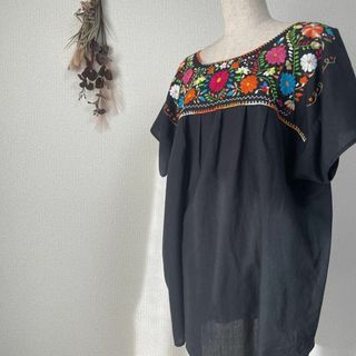 ハンドメイド カットソー 刺繍 手刺繍 マルチカラー 花柄 お花モチーフ(Tシャツ(半袖/袖なし))