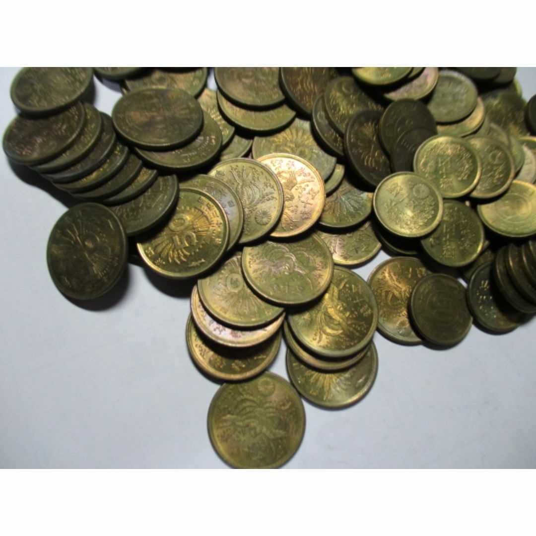 大型、小型50銭黄銅貨100枚セット　古銭　サービス品 エンタメ/ホビーの美術品/アンティーク(貨幣)の商品写真
