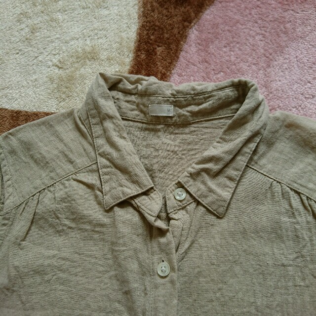 GU(ジーユー)のベージュ麻ノースリーブシャツ レディースのトップス(シャツ/ブラウス(半袖/袖なし))の商品写真