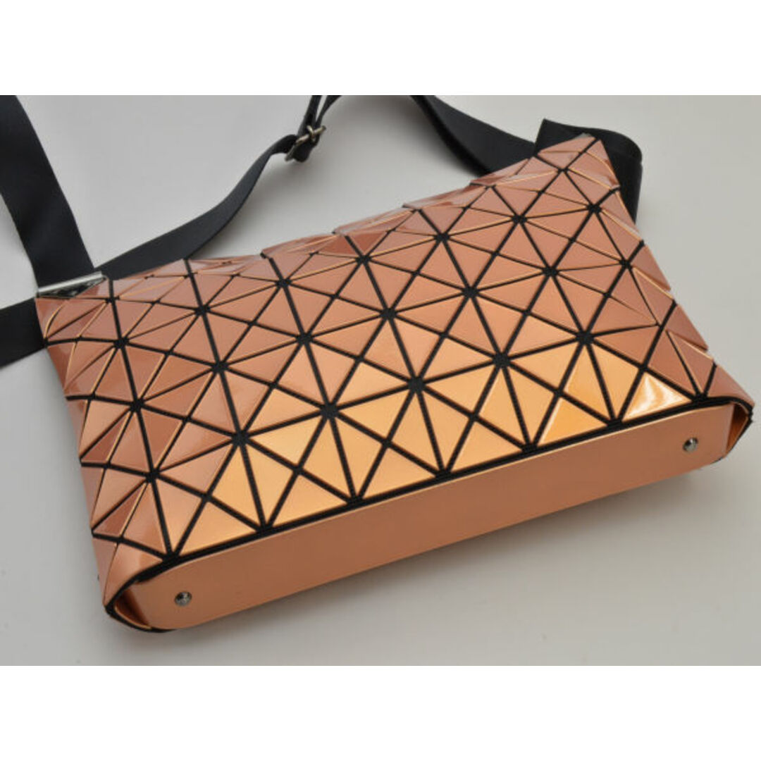 ISSEY MIYAKE(イッセイミヤケ)のイッセイミヤケ BAOBAO ISSEY MIYAKE ショルダーバッグ BB43-AG301 ブロンズ レディース j_p F-YA491 レディースのバッグ(ショルダーバッグ)の商品写真