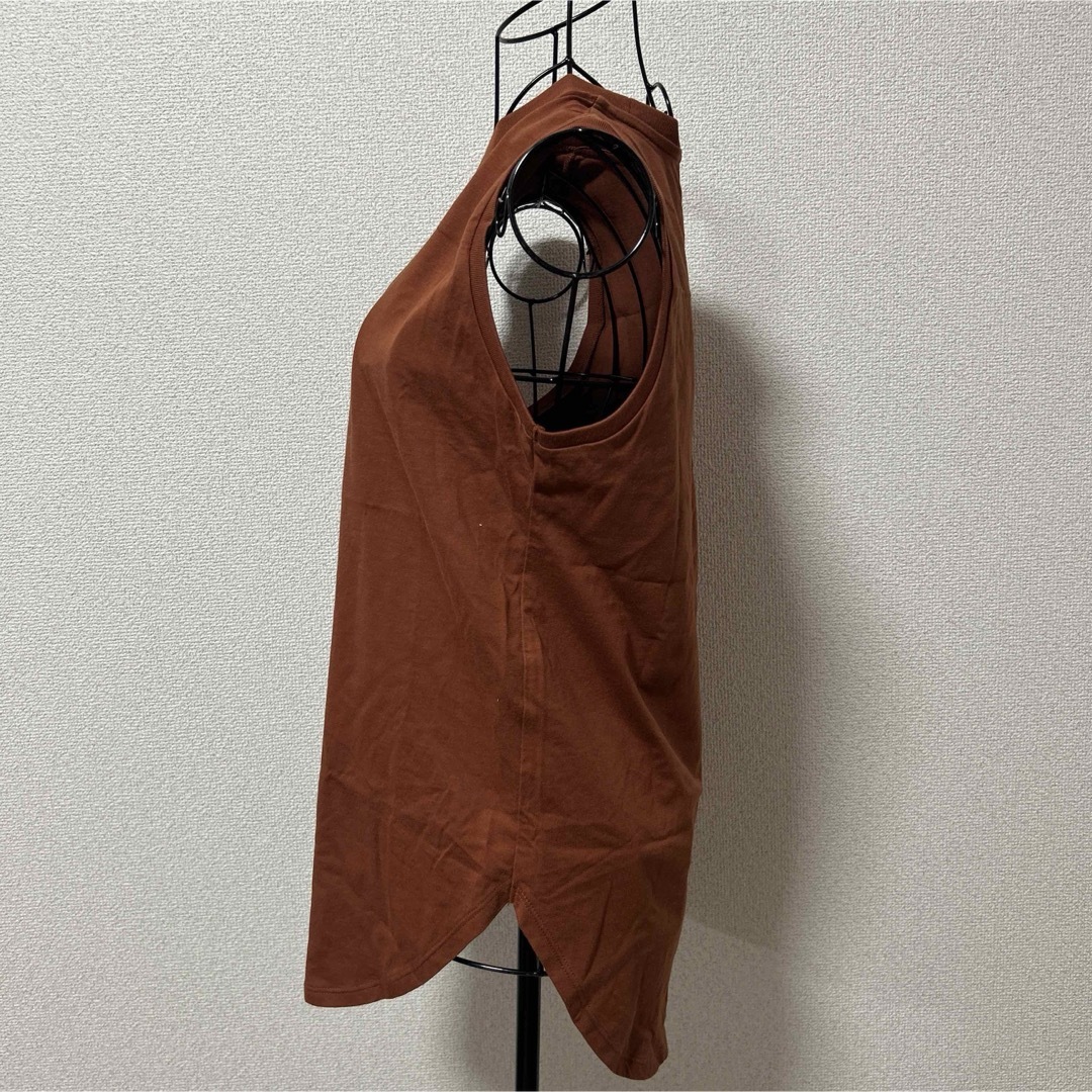 UNIQLO(ユニクロ)のUNIQLO ノースリーブ　茶色　体型カバー　シンプル　スムース　シャツテールT レディースのトップス(Tシャツ(半袖/袖なし))の商品写真