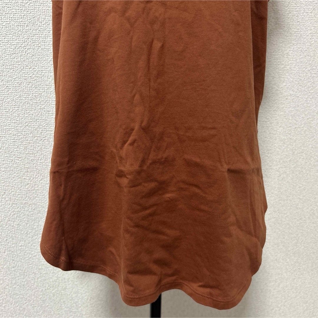 UNIQLO(ユニクロ)のUNIQLO ノースリーブ　茶色　体型カバー　シンプル　スムース　シャツテールT レディースのトップス(Tシャツ(半袖/袖なし))の商品写真