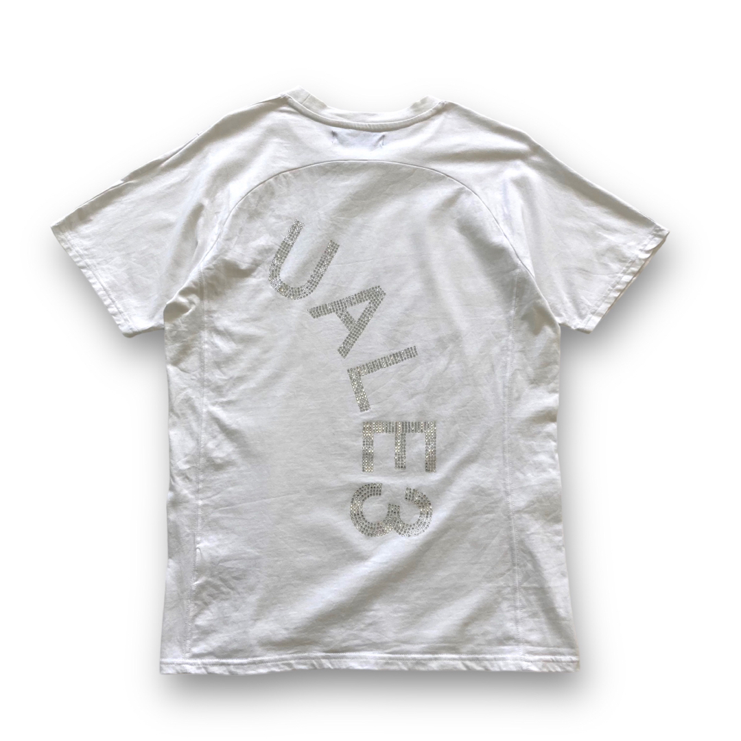 1piu1uguale3(ウノピゥウノウグァーレトレ)の【1PIU1UGUALE3 RELAX】ウノピュウ ストーンロゴ 半袖Tシャツ メンズのトップス(Tシャツ/カットソー(半袖/袖なし))の商品写真