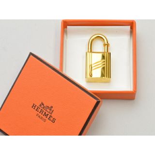 エルメス(Hermes)のエルメス HERMES カデナ ANNEE ARBRE 樹液 バッグチャーム 南京錠 1998年 箱付 GP ゴールド レディース su_p e_u F-YA746(チャーム)