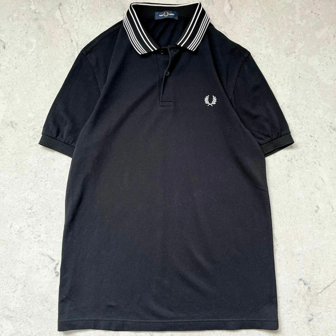 FRED PERRY(フレッドペリー)の【フレッドペリー】美品 Mサイズ 刺繍ロゴ 襟ライン 軽い着心地 ポロシャツ 黒 メンズのトップス(ポロシャツ)の商品写真