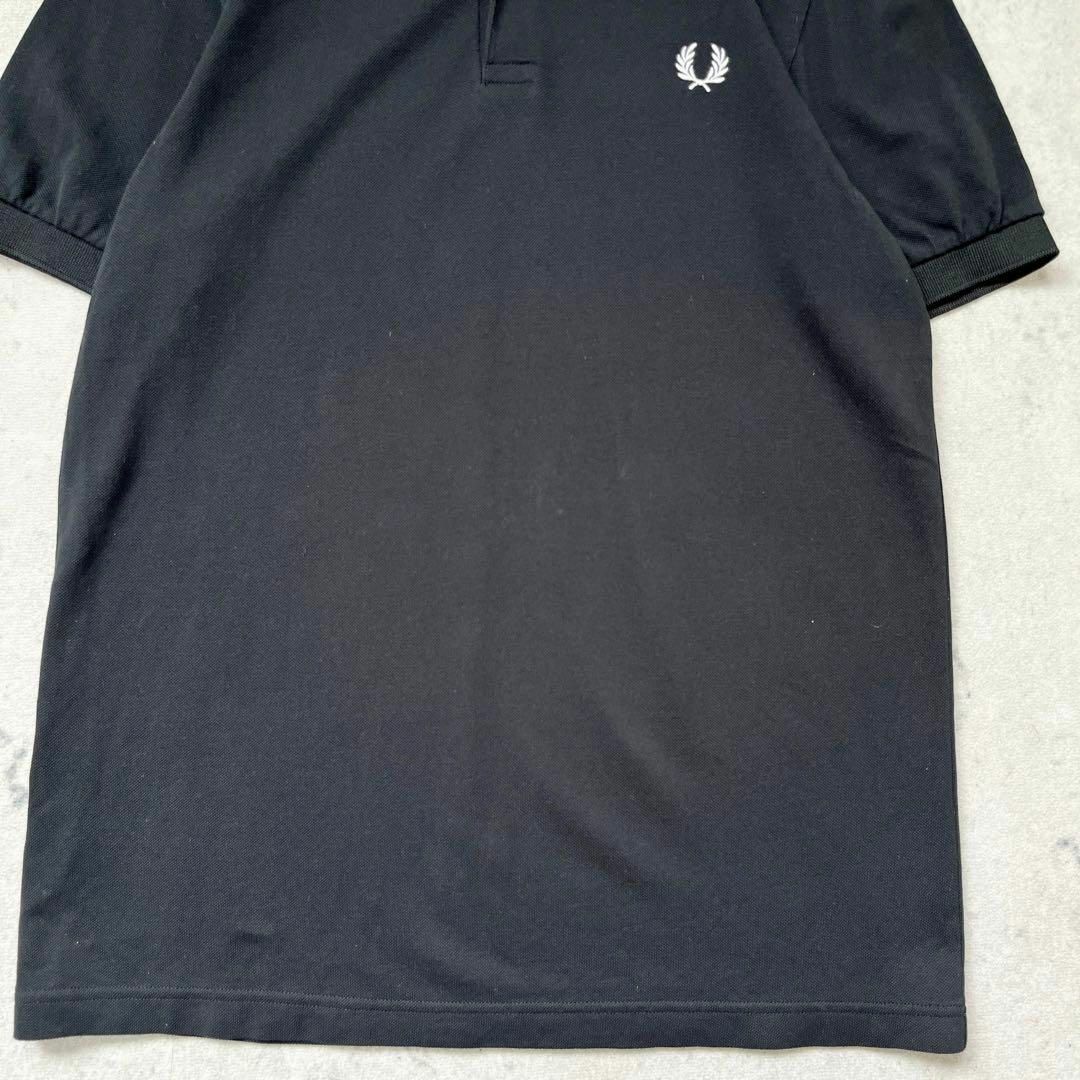 FRED PERRY(フレッドペリー)の【フレッドペリー】美品 Mサイズ 刺繍ロゴ 襟ライン 軽い着心地 ポロシャツ 黒 メンズのトップス(ポロシャツ)の商品写真