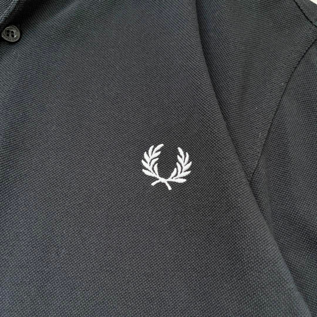 FRED PERRY(フレッドペリー)の【フレッドペリー】美品 Mサイズ 刺繍ロゴ 襟ライン 軽い着心地 ポロシャツ 黒 メンズのトップス(ポロシャツ)の商品写真