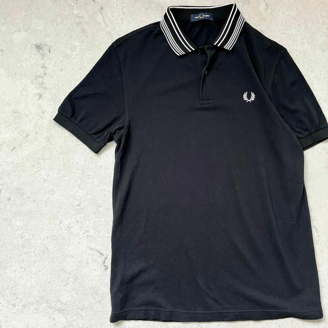 FRED PERRY(フレッドペリー)の【フレッドペリー】美品 Mサイズ 刺繍ロゴ 襟ライン 軽い着心地 ポロシャツ 黒 メンズのトップス(ポロシャツ)の商品写真