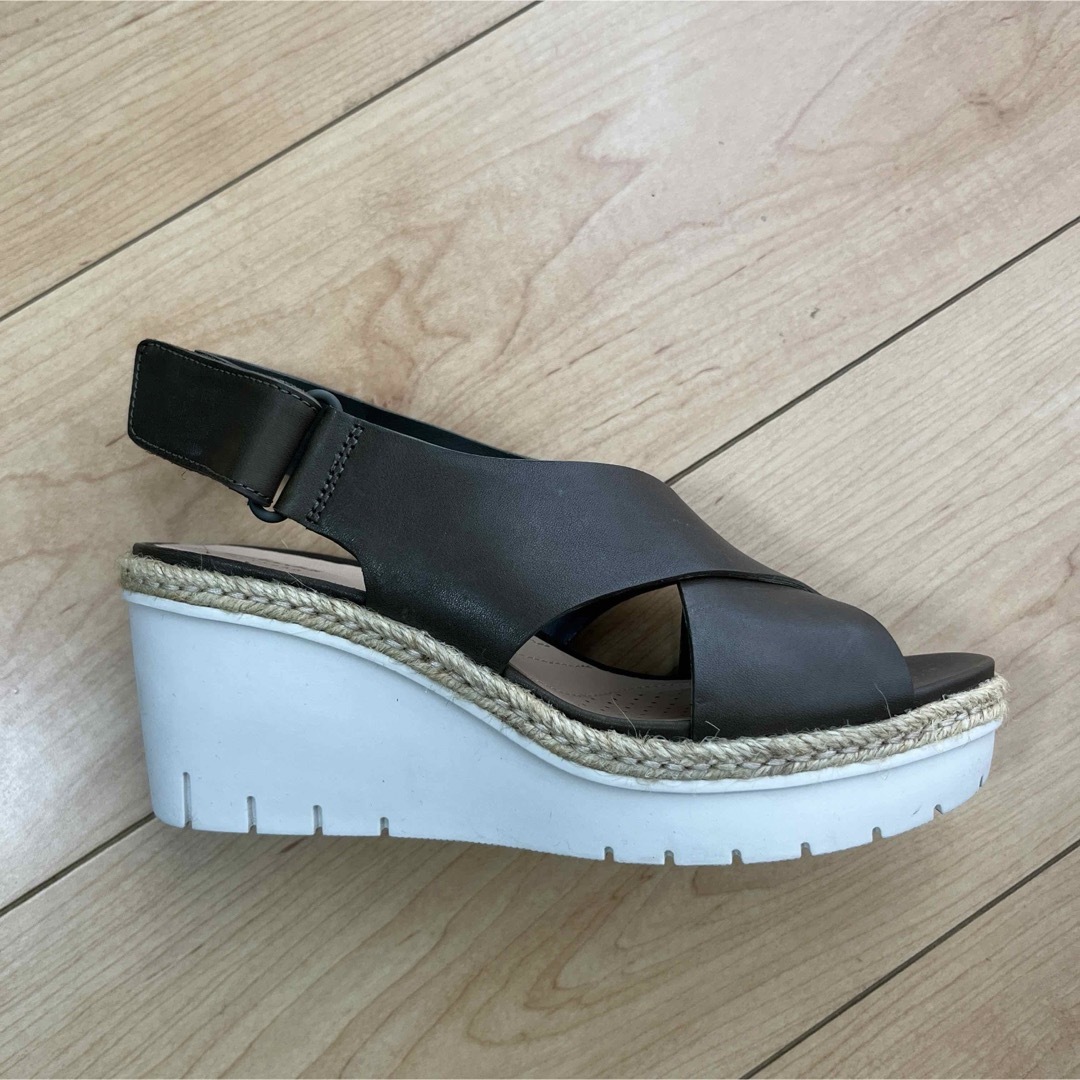 Clarks(クラークス)のクラークス　カーキ色サンダル レディースの靴/シューズ(サンダル)の商品写真