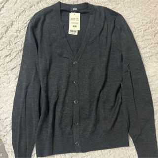 ユニクロ(UNIQLO)のユニクロ★エキストラファインメリノウールVネックカーディガン　未使用ダークグレー(カーディガン)