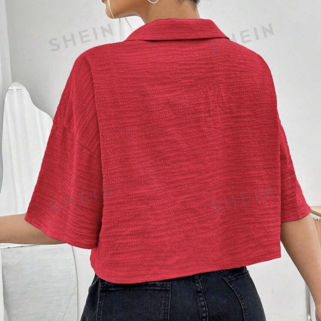 SHEIN(シーイン)の【輸入品】SHEIN レッドクロップシャツ ブラウス ショート丈 赤 レディースのトップス(シャツ/ブラウス(半袖/袖なし))の商品写真