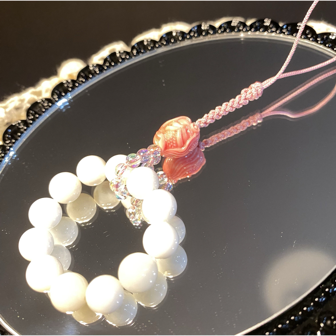 天然石　 シャコ貝    人魚姫　ホワイトオニキス　キーホルダー　バッグチャーム レディースのファッション小物(キーホルダー)の商品写真