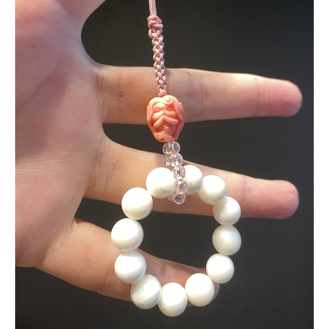 天然石　 シャコ貝    人魚姫　ホワイトオニキス　キーホルダー　バッグチャーム レディースのファッション小物(キーホルダー)の商品写真