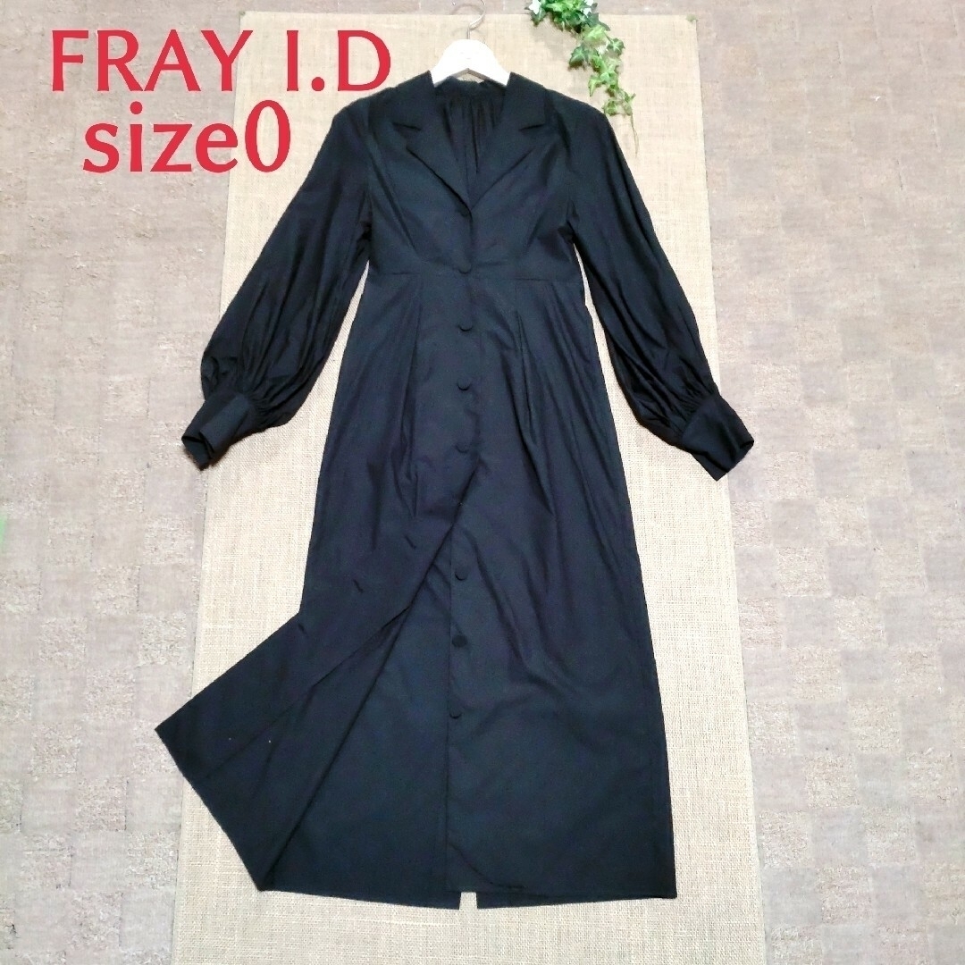 FRAY I.D(フレイアイディー)のフレイアイディー　くるみボタン　ボリューム袖　ストレートブラックワンピース レディースのワンピース(ロングワンピース/マキシワンピース)の商品写真