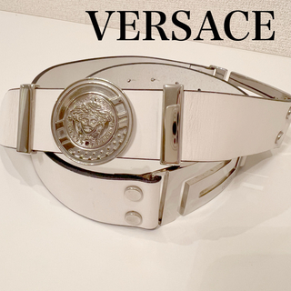 ヴェルサーチ(VERSACE)のベルト レザーベルト　革ベルト　Versace ヴェルサーチ　白　ホワイト　(ベルト)