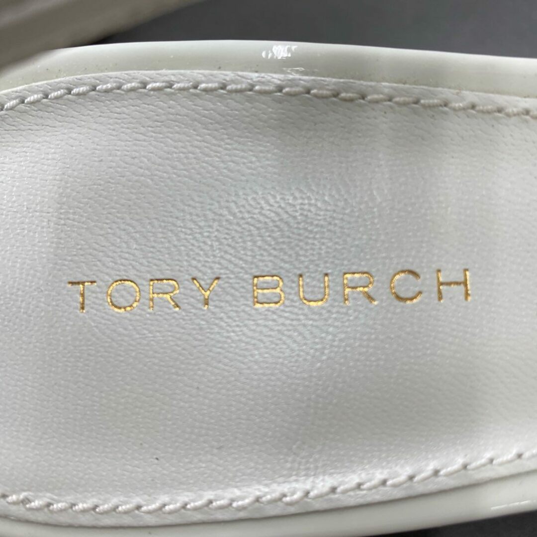 Tory Burch(トリーバーチ)の3e16 TORY BURCH トリーバーチ ストラップ ミュール パンプス 6 1/2M ホワイト エナメル ロゴ金具 レディース 靴 レディースの靴/シューズ(ハイヒール/パンプス)の商品写真