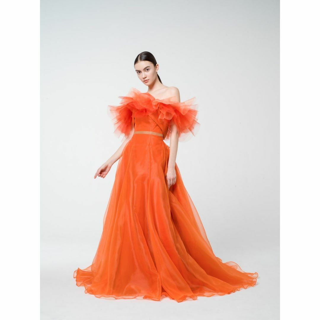 エレガント オレンジ カラードレス オフショルダー 前撮り 揺らめく裾 レディースのフォーマル/ドレス(ウェディングドレス)の商品写真