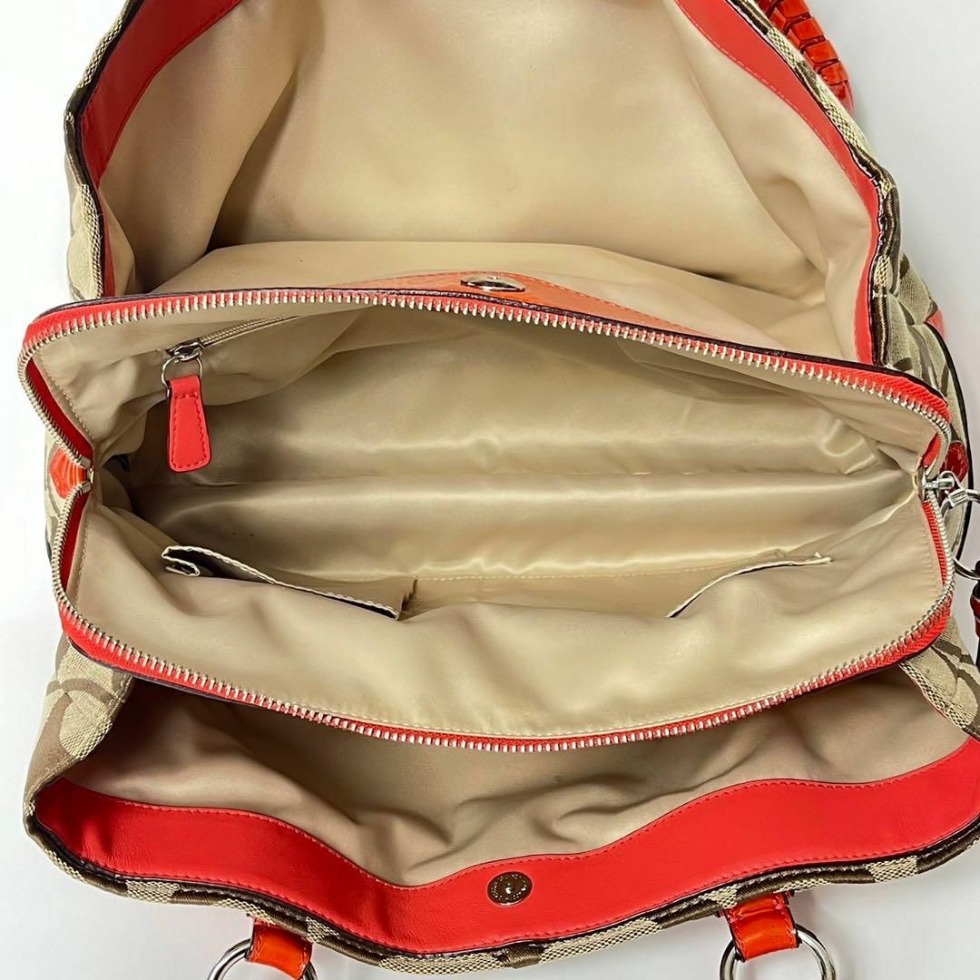 COACH(コーチ)の【美品】コーチ　シグネチャー　ハンドバッグ　肩掛け可能　ターンロック レディースのバッグ(ハンドバッグ)の商品写真