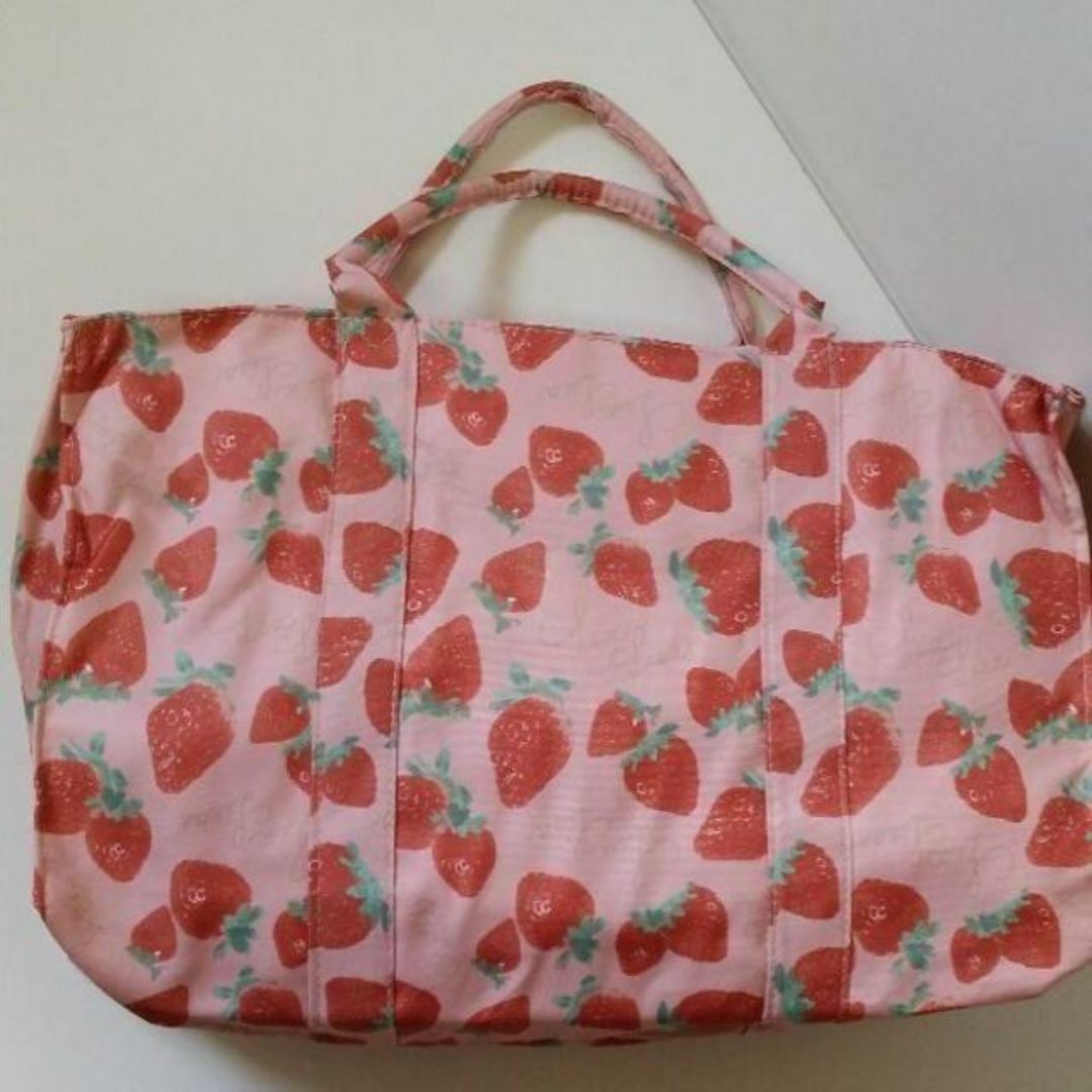 LIZ LISA(リズリサ)の新品 リズリサLIZ LISAイチゴバッグトートバッグ いちご柄ボストンバッグ苺 レディースのバッグ(トートバッグ)の商品写真