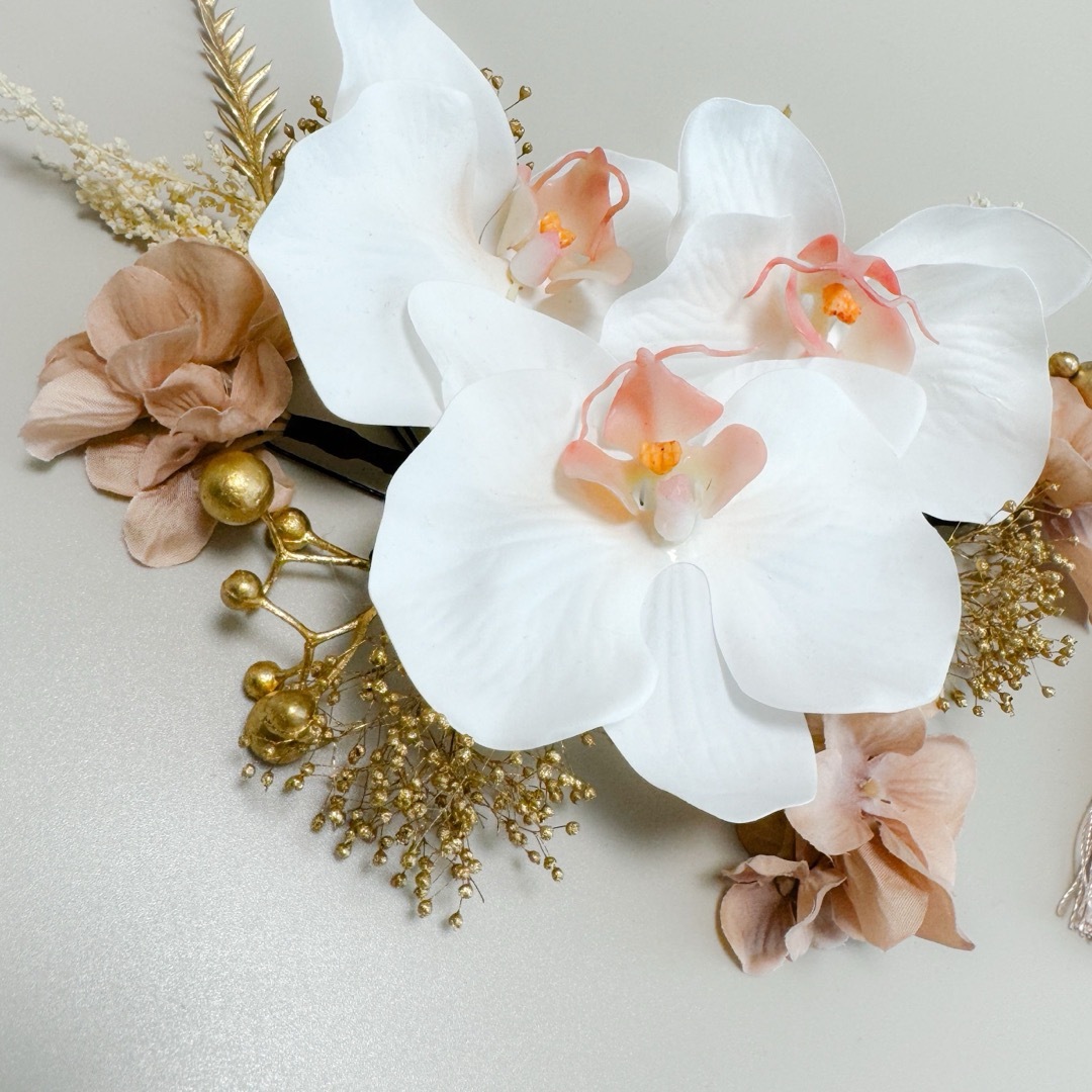 ✳︎くすみピンク胡蝶蘭髪飾り✳︎タッセルかすみ草紫陽花和装飾り成人式飾りゴールド ハンドメイドのウェディング(ヘッドドレス/ドレス)の商品写真
