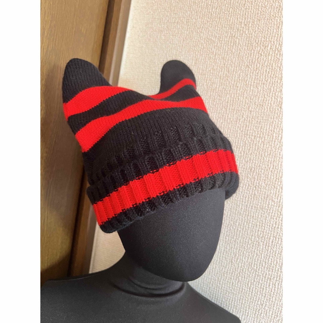 猫耳 ニット帽 ブラック レッド ツノ レディースの帽子(ニット帽/ビーニー)の商品写真