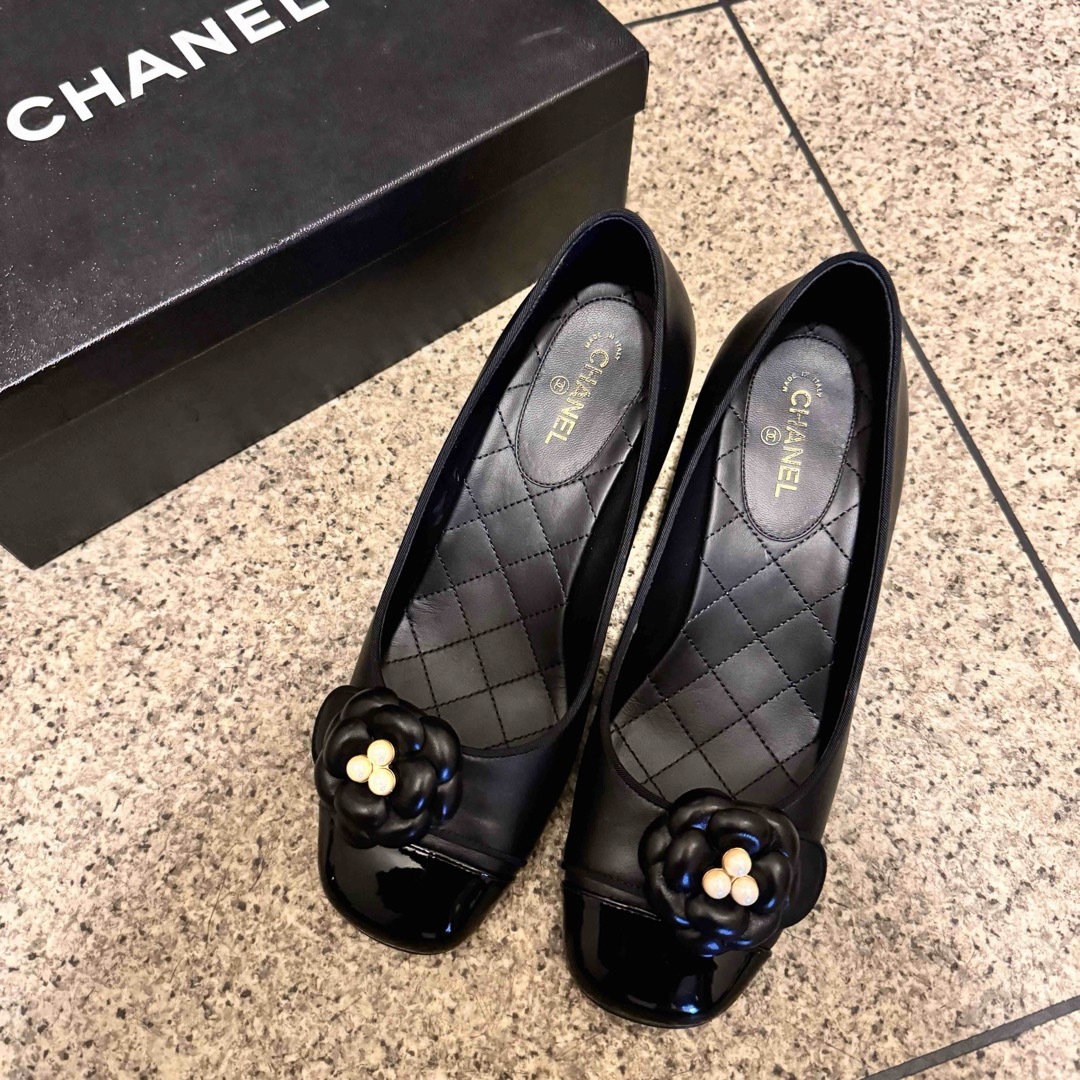 CHANEL(シャネル)のCHANEL シャネル　靴　パンプス　24cm 黒　カメリアパール レディースの靴/シューズ(ハイヒール/パンプス)の商品写真