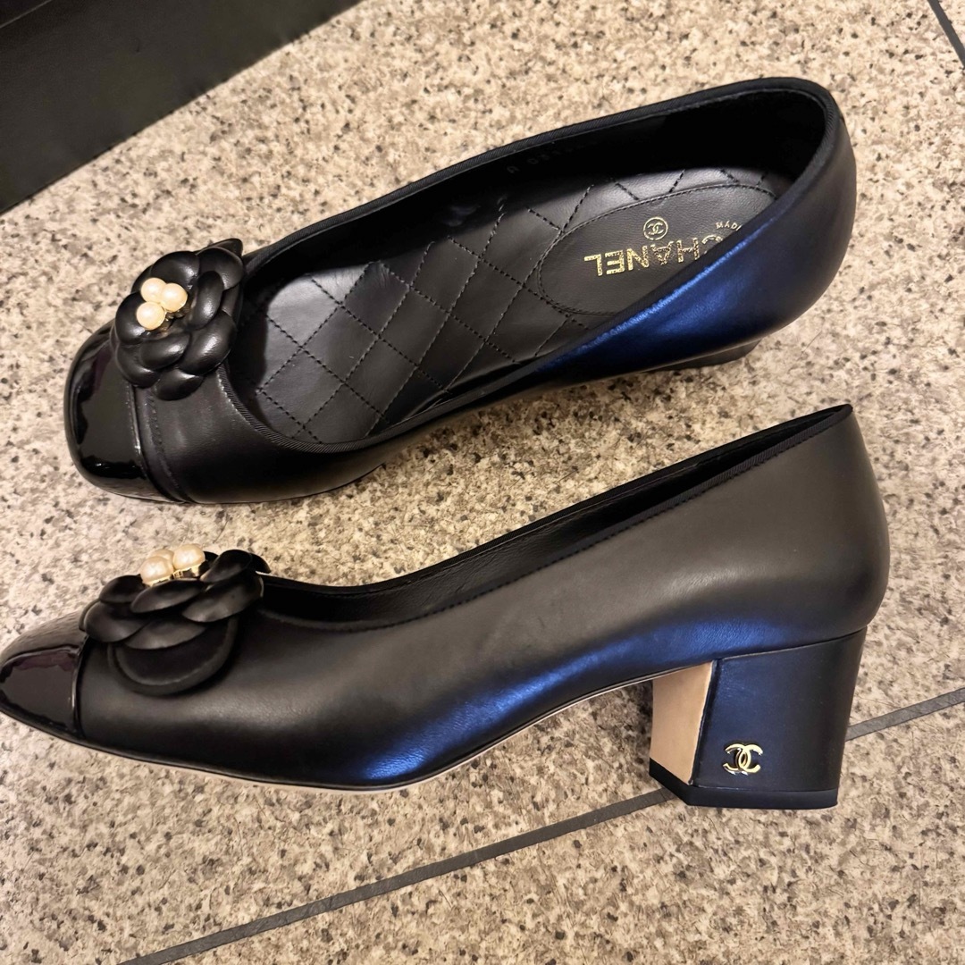 CHANEL(シャネル)のCHANEL シャネル　靴　パンプス　24cm 黒　カメリアパール レディースの靴/シューズ(ハイヒール/パンプス)の商品写真