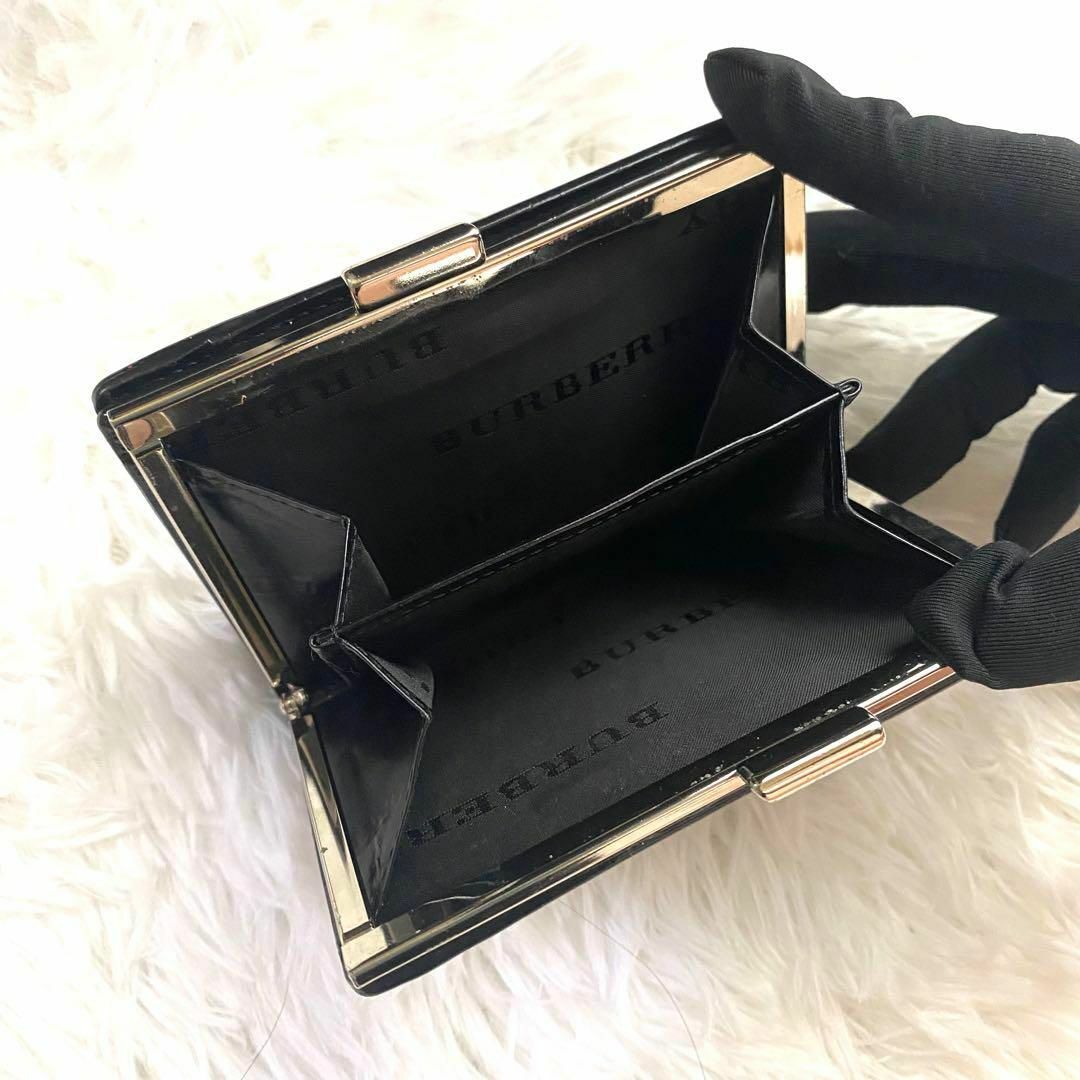 美品 バーバリー 折りたたみ財布 エナメル エンボスチェック ブラック レディースのファッション小物(財布)の商品写真