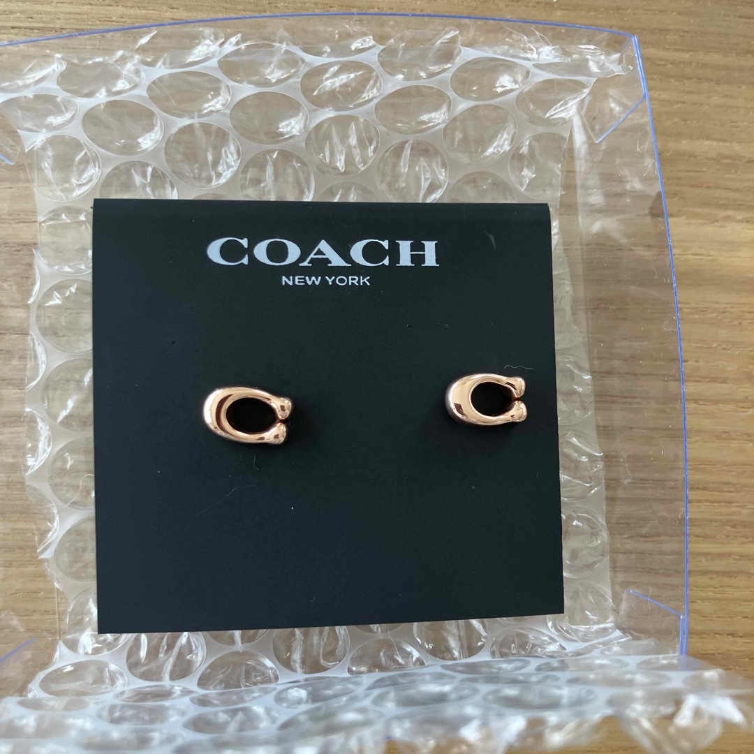 COACH(コーチ)のコーチ　coach ピアス　美品　ロゴ　ピンクゴールド レディースのアクセサリー(ピアス)の商品写真